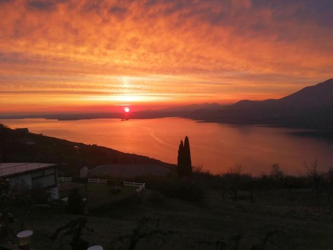 سان زينو دي مونتانا B&B Da Paolo Con Vista Lago Di Garda المظهر الخارجي الصورة